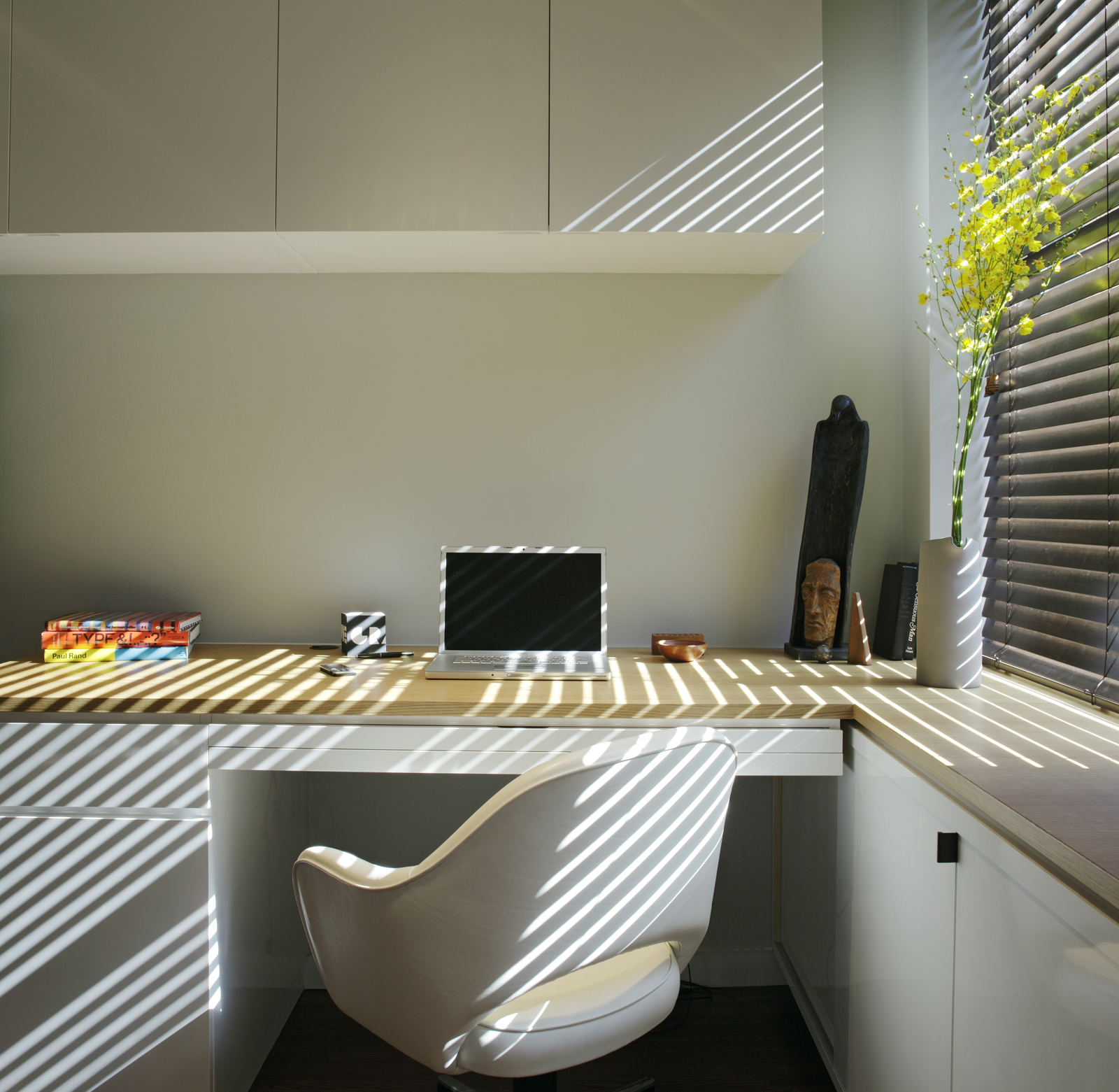 A Built-In Workspace to Hide and Organize the Clutter